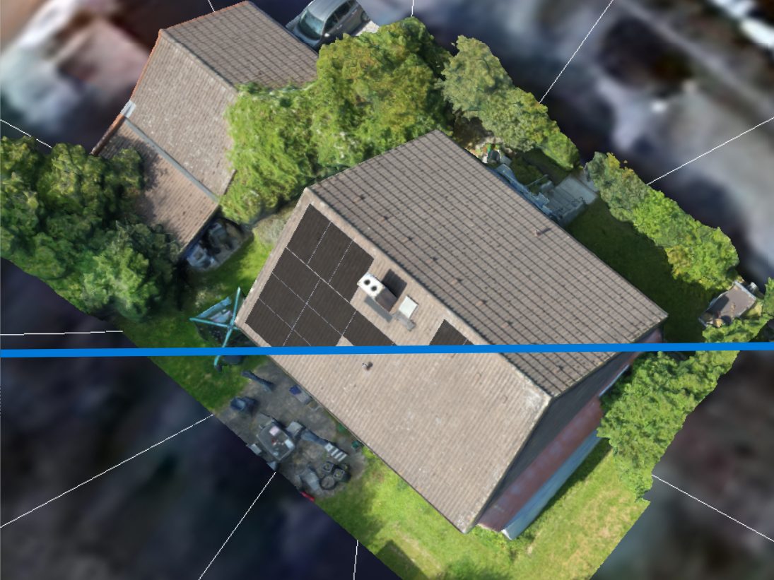 Texturiertes 3D-Mesh eines Wohnhauses mit Photovoltaikbelegung auf dem Dach, Schrägansicht aus der photogrammetrischen Auswertungssoftware mit Schnittlinie und Messstrahlen