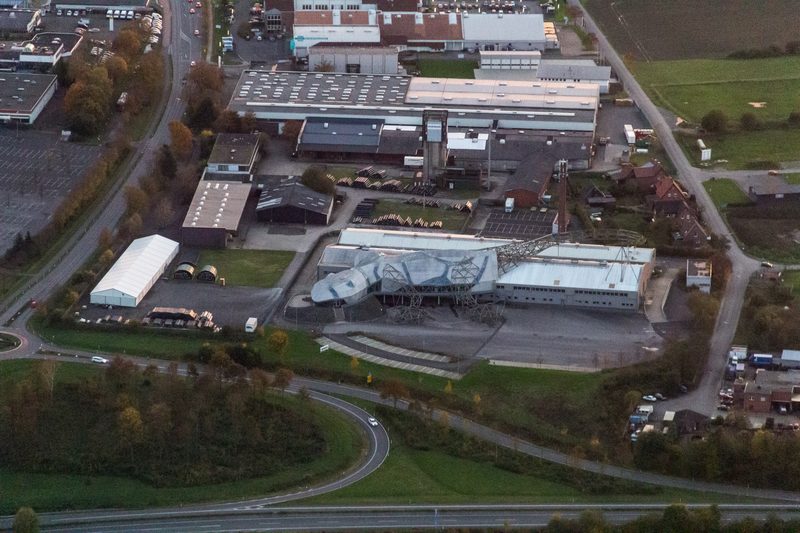 Schrägluftbild von Industrieflachdächern ohne Photovoltaik, mit technischen Aufbauten